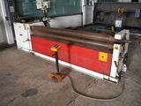 une machine sur laquelle est posé un rouleau de papier kraft