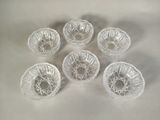 six bols en verre transparent posés sur une table blanche