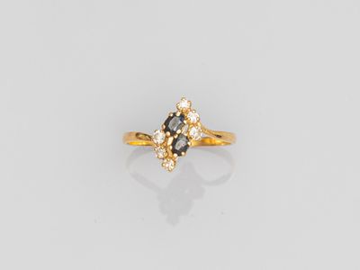 une bague en or sertie d'un diamant noir et de diamants blancs