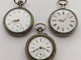 trois montres de poche anciennes avec des chiffres romains et des chiffres romains