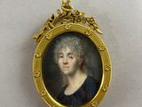portrait miniature d'une femme en robe bleue, dans un cadre doré