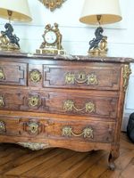 1000. Commode en bois naturel sculpté ouvrant par 4 tiroirs … (photo 3)