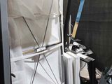 une petite pièce contenant de nombreux objets