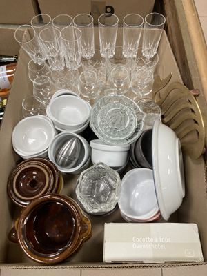 une boîte remplie de verres à vin et de bols vides