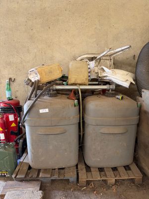 un tas d'ordures posé sur une palette à côté d'une borne d'incendie