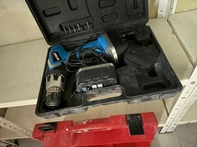 une boîte à outils contenant des outils, posée sur une étagère