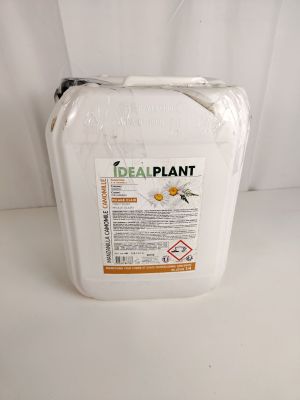 une photo d'un pot contenant un engrais idéal pour les plantes, posé sur une table