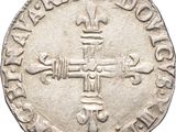 Gros plan sur une pièce de monnaie portant une croix