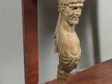 une petite table en bois sur laquelle se trouve une statue