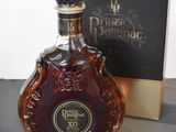 une image représentant une bouteille de brandy posée à côté d'une boîte