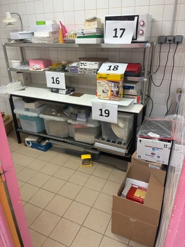 Ensemble de moules à chocolats et à bûches, emballages et divers....