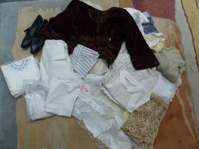 un tas de vêtements par terre, à côté d'un tapis