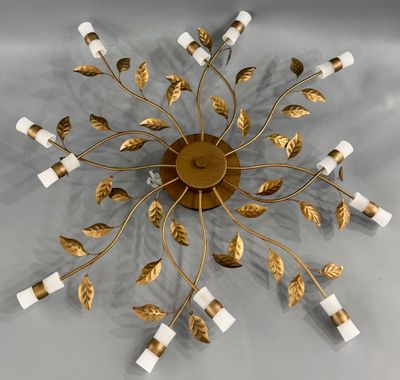 un gros plan d'un lustre doré et blanc accroché au mur