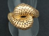 une image représentant une bague en or surmontée d'une tête de serpent