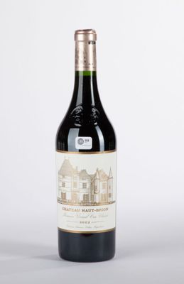 une bouteille de vin posée sur une table