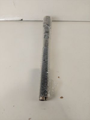 un morceau de métal qui a été enroulé sur une table