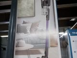 une photo d'un aspirateur sans fil exposé dans un magasin