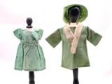 deux mannequins vêtus de vêtements de différentes couleurs