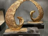 une sculpture en or exposée dans une vitrine