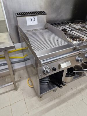 un grand grill portant un numéro, dans une cuisine