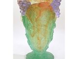 un vase en verre contenant une grappe de raisin