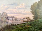 une peinture représentant une rivière avec un bateau dans l'eau