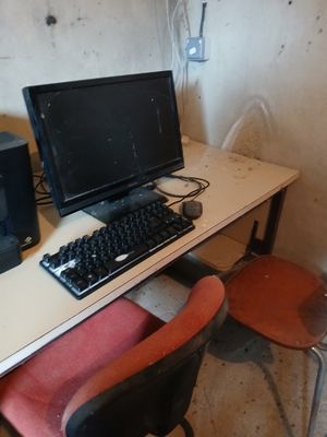 un bureau équipé d'un ordinateur et d'une imprimante