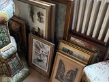 beaucoup de photos par terre, près d'un radiateur