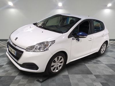 la petite voiture blanche est garée sur un carrelage à carreaux
