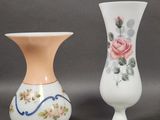 deux vases décorés de roses, placés l'un à côté de l'autre