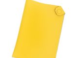 Feuille de papier Post-it jaune avec un bouton-poussoir, isolée sur fond blanc