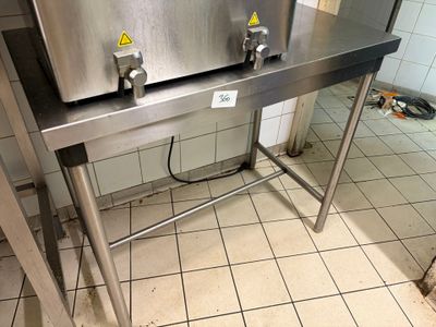 un évier en acier inoxydable dans une cuisine au sol carrelé