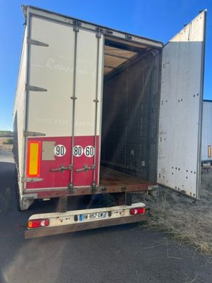 un camion garé sur le côté de la route