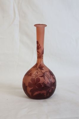un vase posé sur une surface blanche