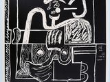un dessin en noir et blanc représentant un homme assis sur une chaise