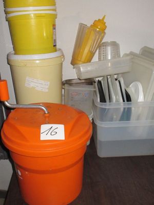 une pile de seaux et de récipients en plastique posée sur une étagère