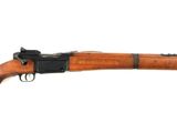 un fusil avec un canon en bois et une bouche noire sur fond blanc