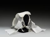 un chapeau blanc qui a été enroulé autour de la tête d'un mannequin