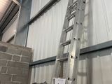 une échelle appuyée contre le mur