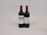 deux bouteilles de vin posées l'une à côté de l'autre sur une table