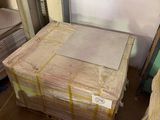beaucoup de cartons et de palettes dans une pièce