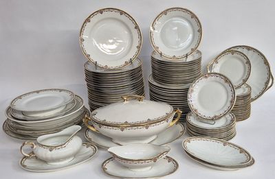 un grand nombre d'assiettes et de bols posés sur une table