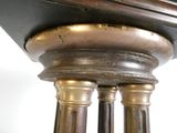un gros plan d'une table sur laquelle se trouve une horloge