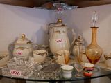 une table en verre sur laquelle sont posés de nombreux objets en verre