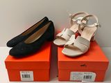 deux paires de chaussures noires et blanches posées sur des cartons orange