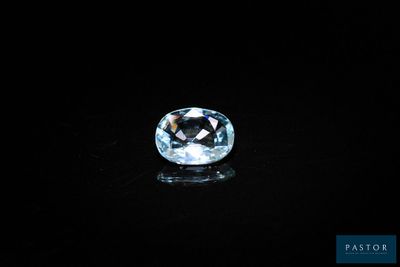 des pierres précieuses de topaze bleue sur un fond noir