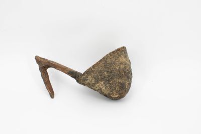 Rare louche constituée d'un réceptacle en rotin tressé monté…