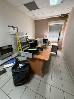 une pièce dans laquelle se trouvent un bureau, une chaise et un téléviseur