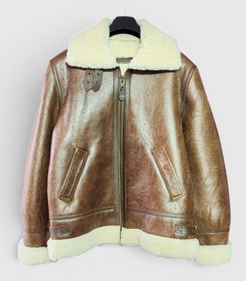 veste en cuir marron avec col et poignets en peau de mouton, suspendue à un cintre