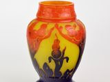 un vase posé sur un support sur une surface blanche